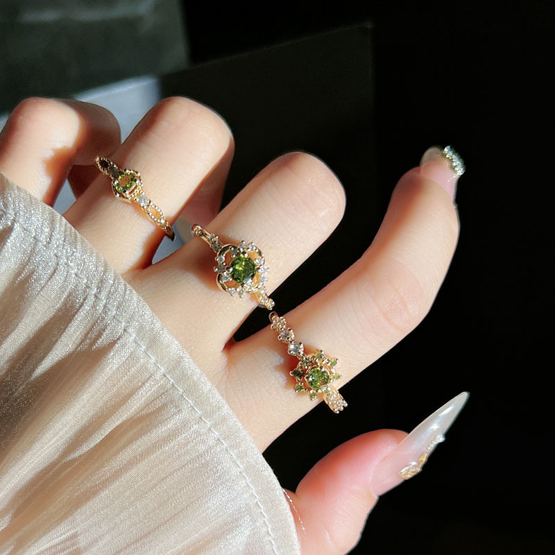 Retro champagne gold, forest-themed olive green diamond layered ring for women, small small diamonds, unique and elegant, high-end ring trend details Picture