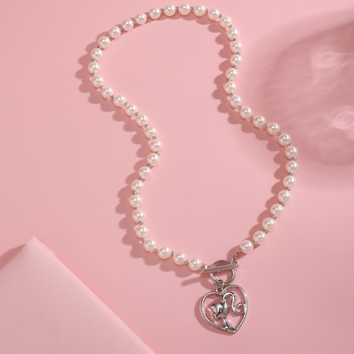 European and American cross-border niche choker hip-hop beaded necklace, simple and elegant, heart-shaped, versatile pearl imitation necklace accessory Application Scenario
