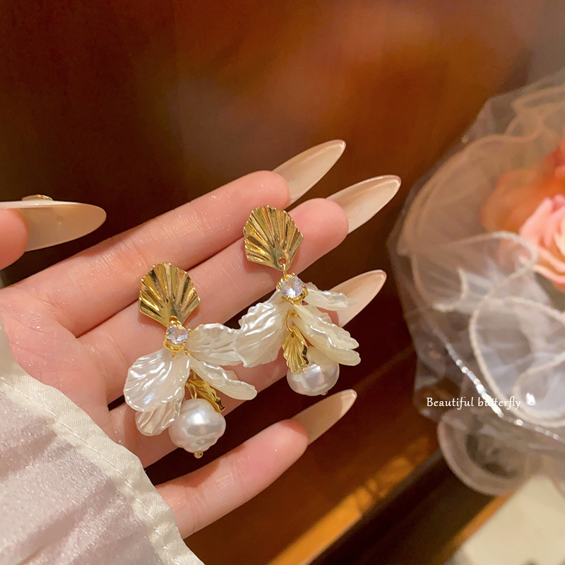 S925 Silver needle asymmetrical earrings with petals, fashionable and versatile, elegant pearl stud earrings, high-end and simple diamond-encrusted earrings full figure