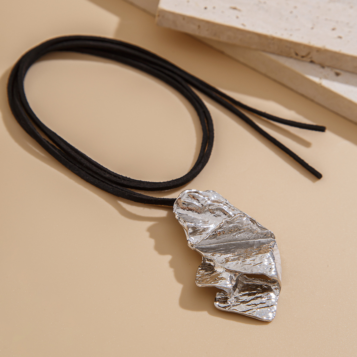 New style of cross-border accessories from Europe and America, punk geometric Korean velvet necklace, women's irregular pleated pendant collarbone chain Application Scenario