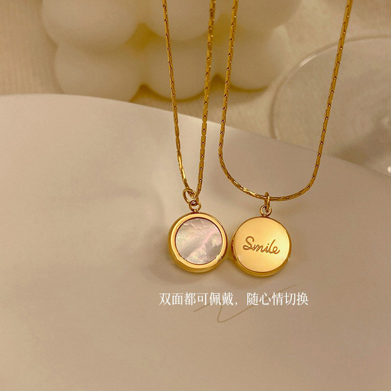 French round shell pendant copper necklace for girls, light luxury and niche style collarbone chain 2023 new style Application Scenario