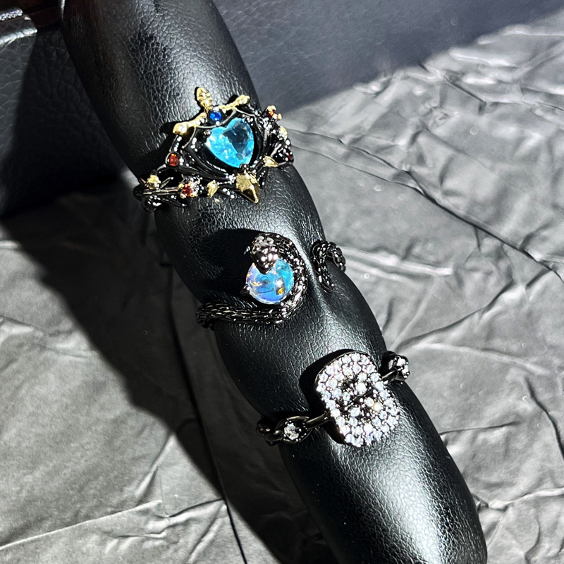 Dark punk-style iris flower slightly inlaid with heart, sea blue zircon fashion ring, female hip-hop moonstone snake-shaped ring Specification drawing