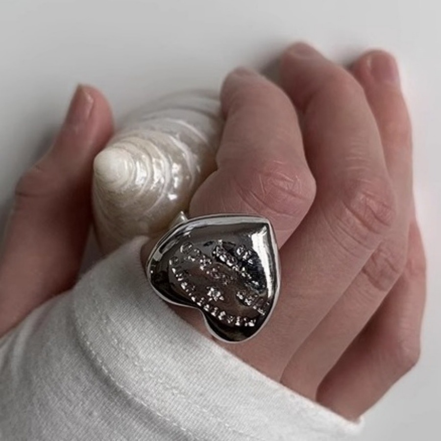 The heart-shaped letter opening ring, the same as that of a South Korean blogger, is a rare and versatile design for women's daily index finger rings Application Scenario