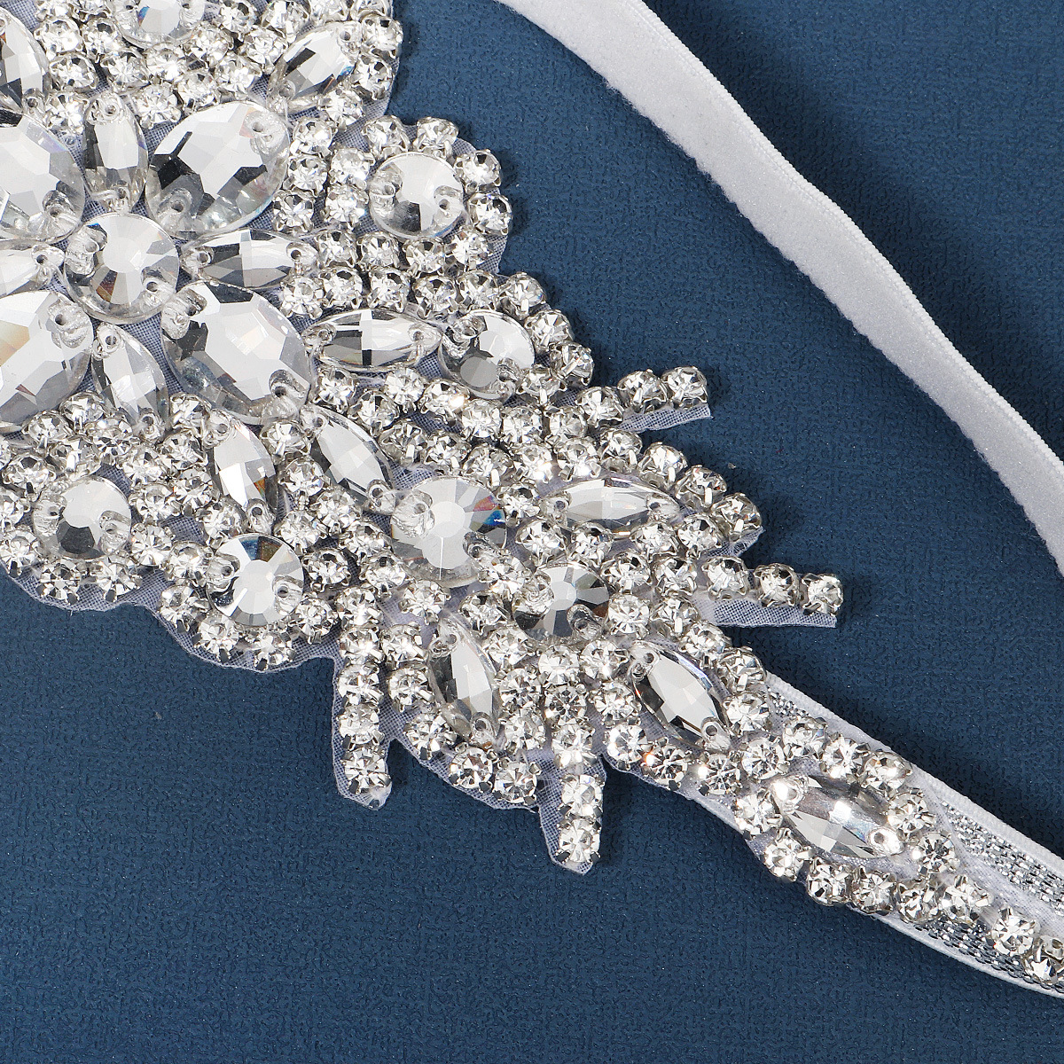AB color diamond hand-sewn bride headband, Middle Eastern exotic style headwear, daily wide edge exaggerated light luxury diamond-encrusted elastic hair band Application Scenario
