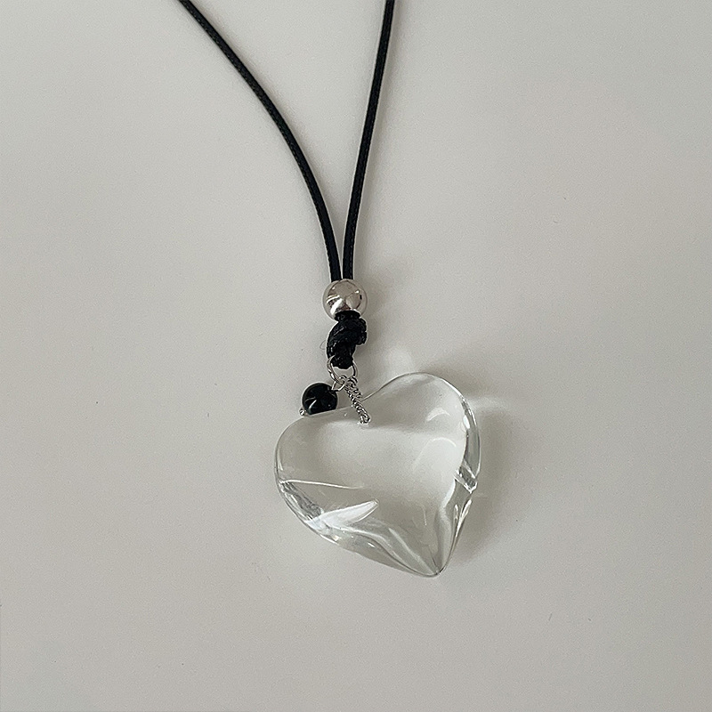 Transparent resin large heart-shaped pendant necklace for women, Korean niche design sense, pull-out leather neck chain collarbone chain for women Specification drawing