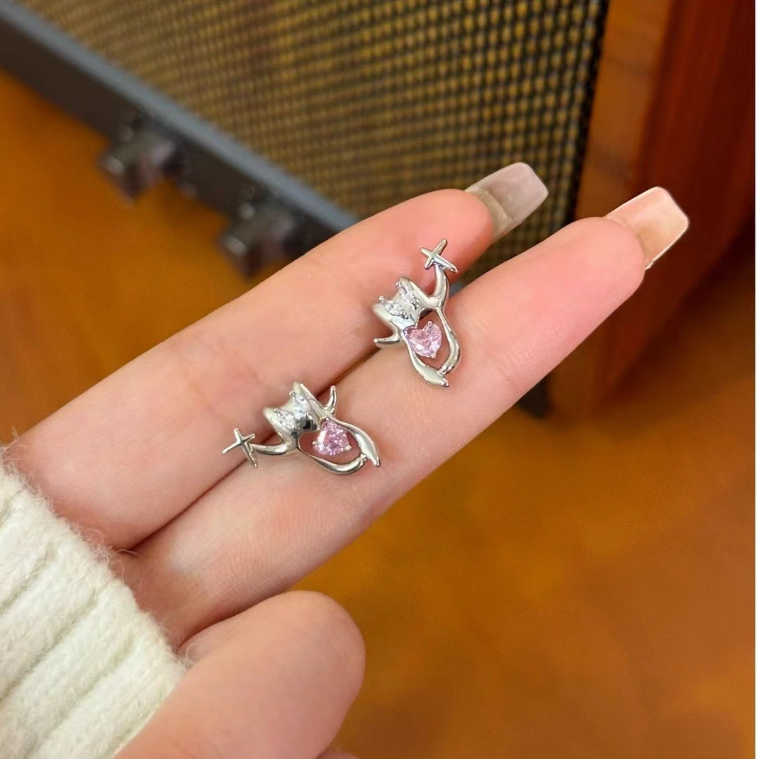 Cute star-picking kitten stud earrings, a unique design with a sweet and cool pink heart-shaped girl personality, and female earrings full figure