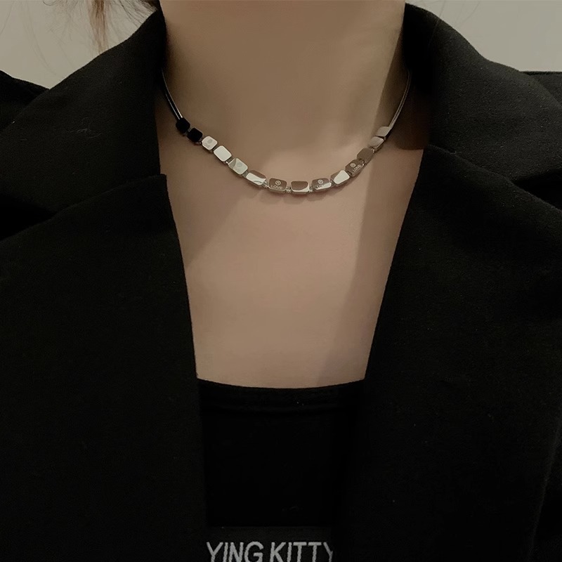 Three-dimensional small square necklace, women's Instagram niche design sense, cold style collarbone chain, sweet and spicy snake bone chain neck chain Specification drawing