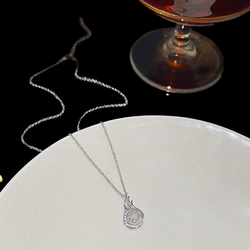 The super sparkling and dynamic necklace with a unique design sense for women, the dancing heart Phoenix pendant, and the elegant collarbone chain are best-selling accessories Application Scenario