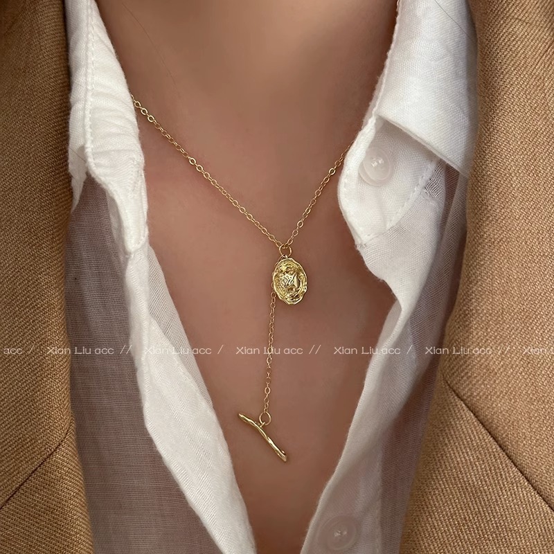 Gold pendant necklace 2023 new style light luxury niche collarbone chain accessory sweater chain, feminine style Application Scenario