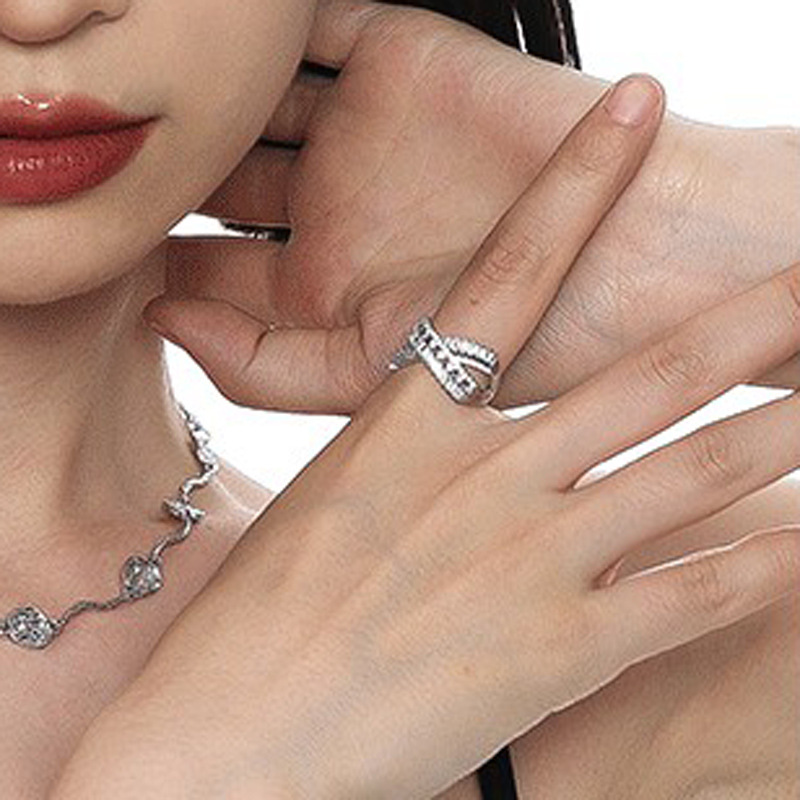 The micro-inlaid zircon open ring is a niche design index finger ring with a high-end feel. It features an ins trendy, light luxury and cold style, presenting a fashionable and individual look Application Scenario