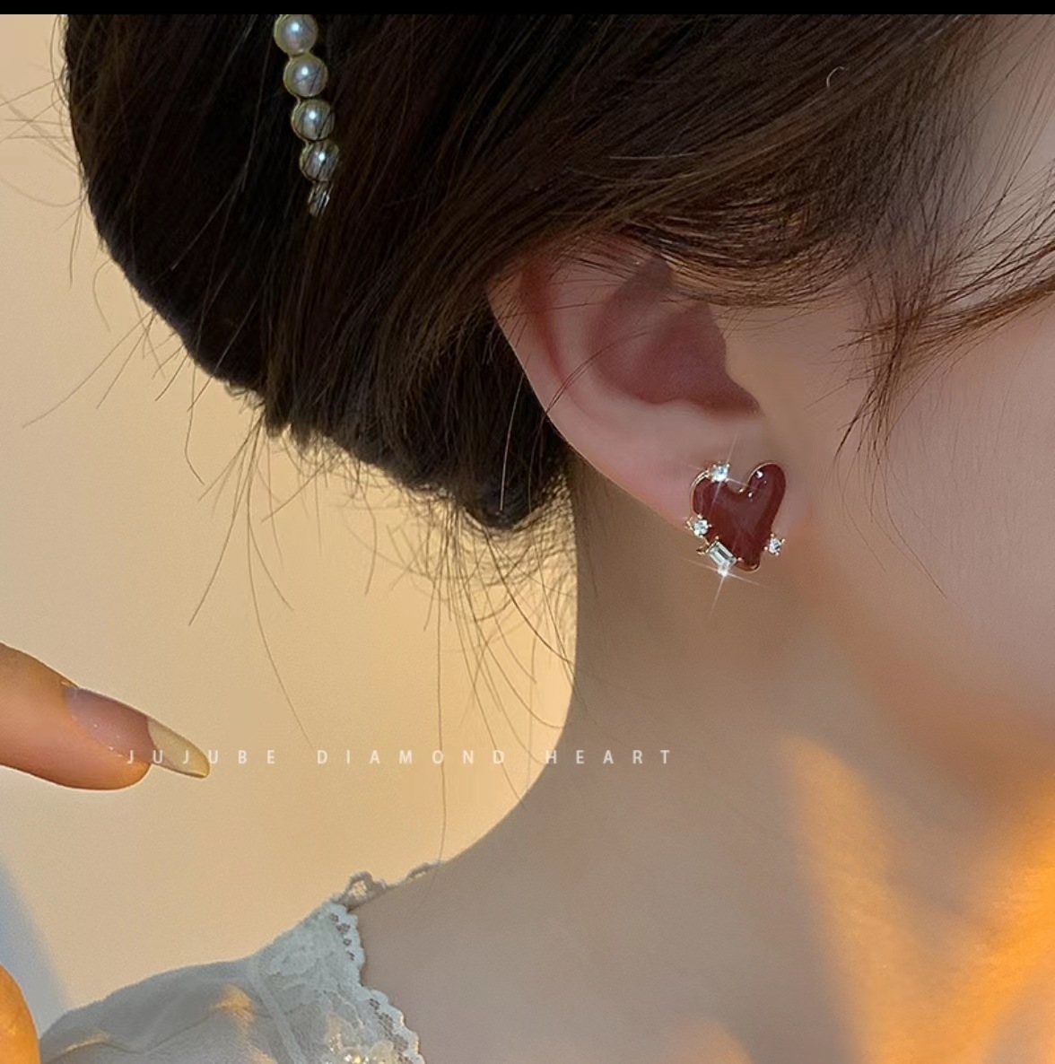 2025 Red retro heart-shaped stud earrings for women, a niche design with a high-end and elegant look, a new fashionable diamond earrings accessory Application Scenario