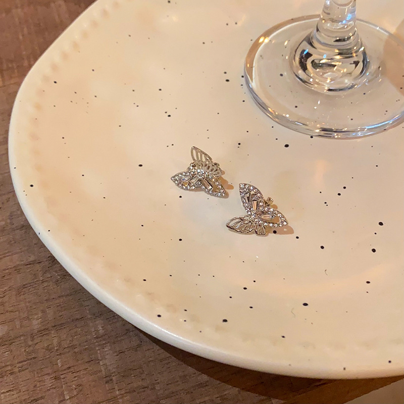 Super ethereal and elegant hollowed-out diamond-encrusted butterfly ear bone clip earrings, versatile for women, high-end and elegant stud earrings wholesale Application Scenario