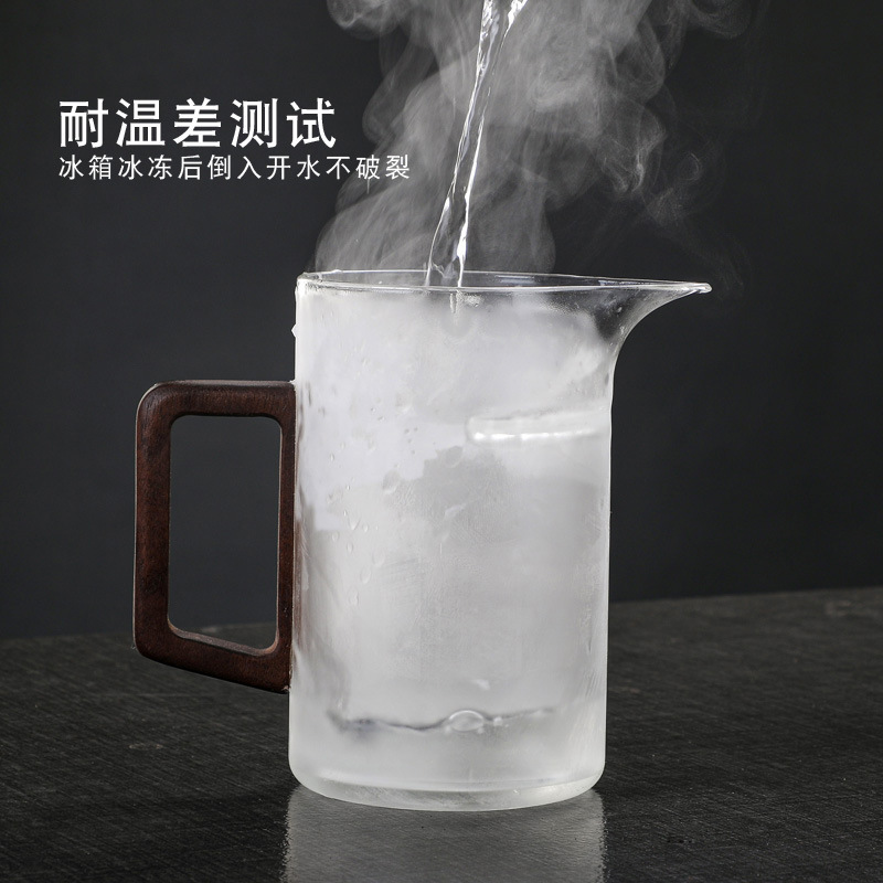 Wholesale integrated crescent-shaped fair cup, thickened high borosilicate glass tea-water separation cup, office wooden handle tea brewing cup Application Scenario