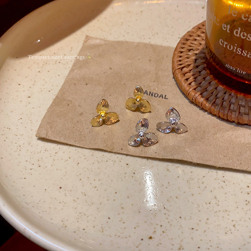Korean-style simple and small flower stud earrings for women, high-end metal style earrings, unique and versatile earrings wholesale Application Scenario