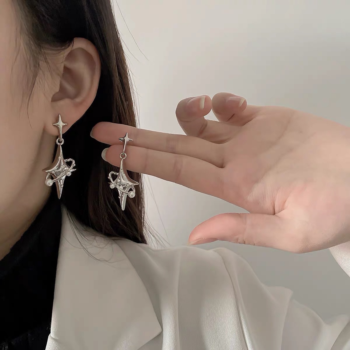 The Star series star-studded diamond earrings are a niche design for women, featuring high-end earrings with a neutral silver needle and new neutral stud earrings Application Scenario