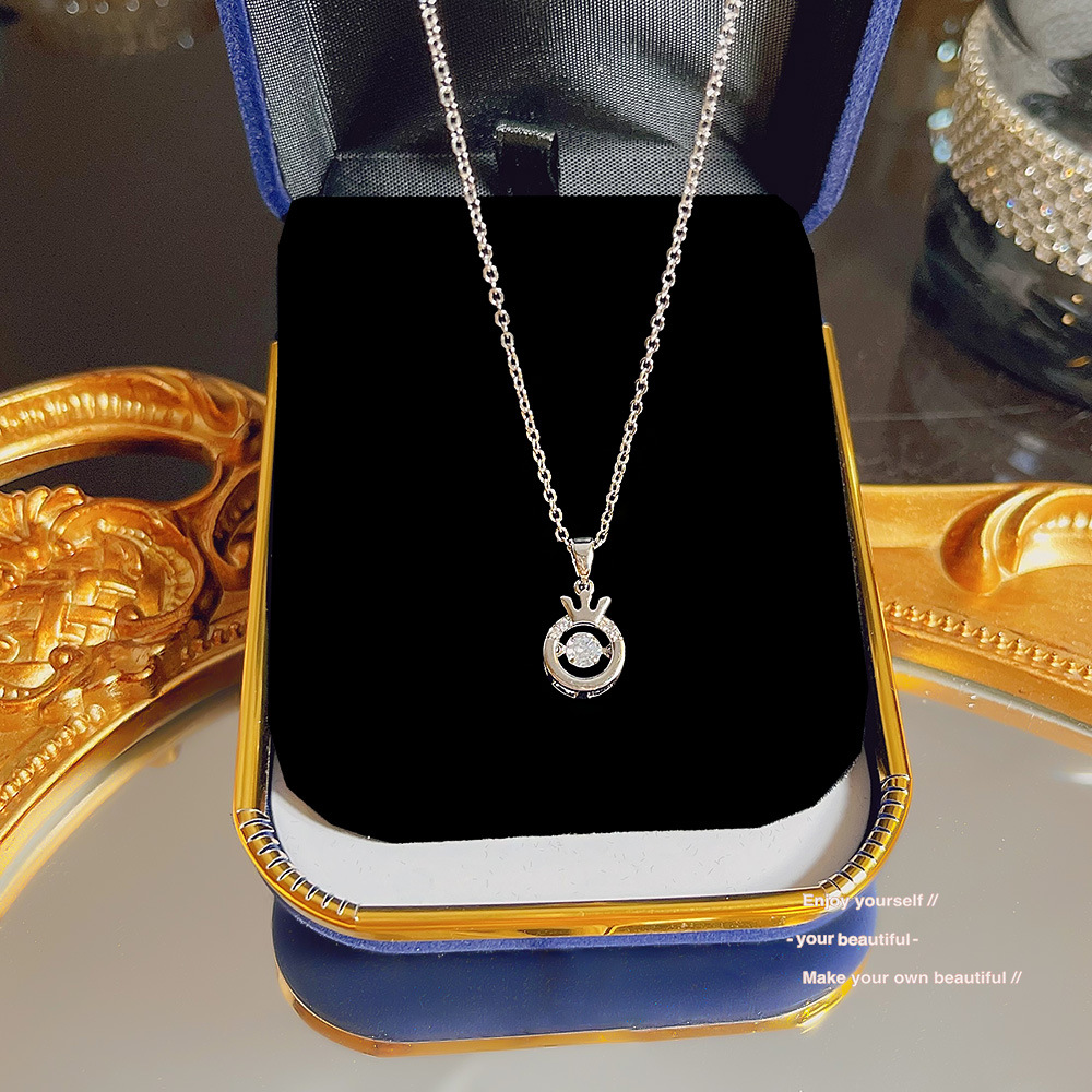 The light luxury design necklace accessory is versatile for women and won't fade. The collarbone chain is a high-end accessory. The water drop pendant neckchain is trendy full figure