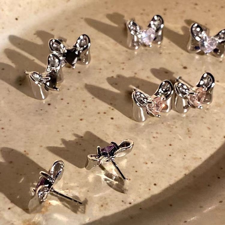 Sweet and cool style sweetheart Zircon butterfly stud earrings for girls, cute, exquisite, versatile and fashionable, with a hot girl design sense Specification drawing