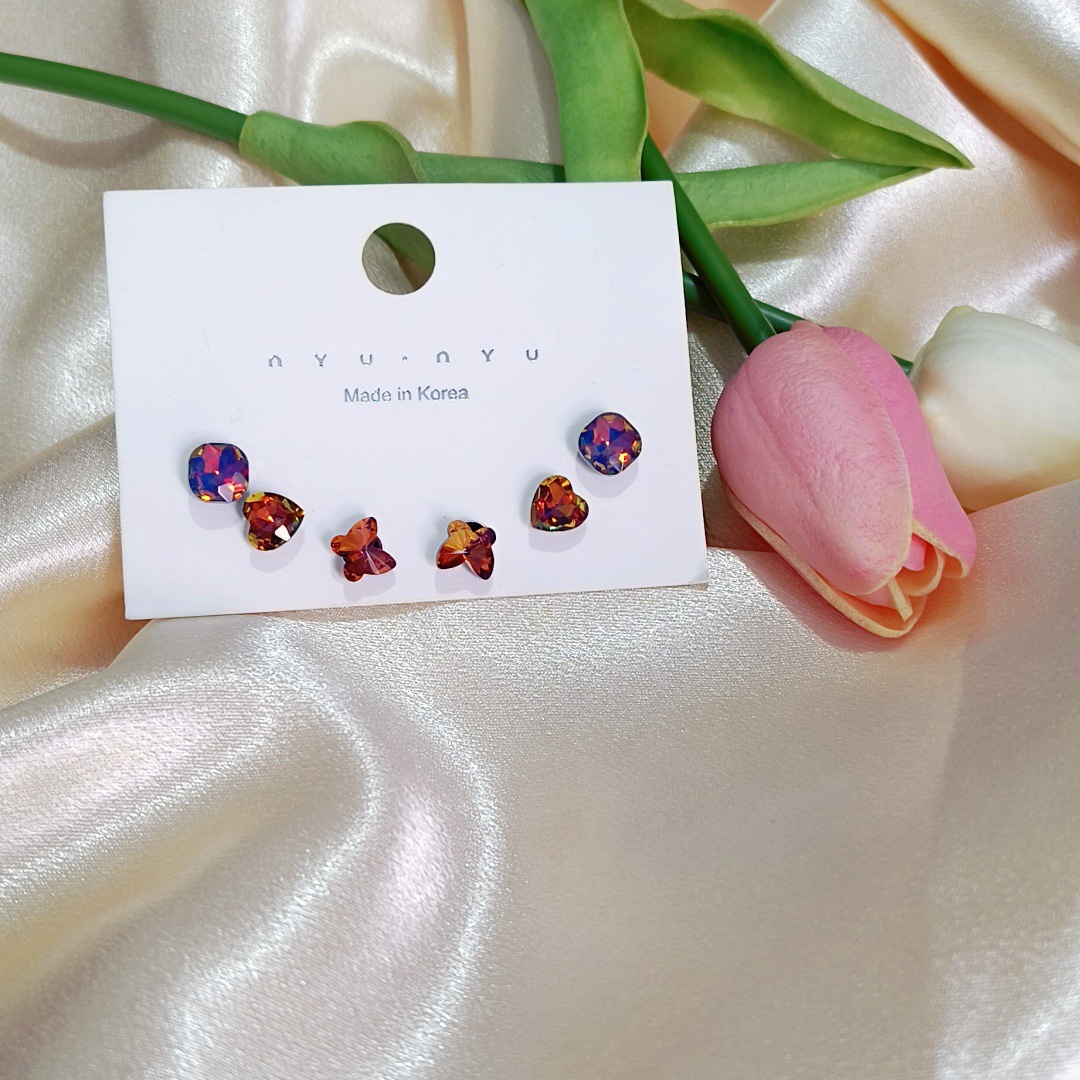 This mini and shiny set of stud earrings is a trendy and stylish outfit for women on Instagram. It is versatile and features a unique design that is clear and transparent Application Scenario