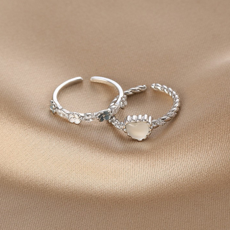The Japanese and Korean flower-shaped heart-shaped ring is a niche design for women, exuding a sense of sophistication. It is adjustable, exquisite and versatile, with an open ring full figure