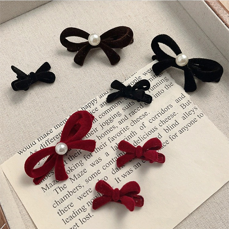 This autumn and winter red bow hairpin is a unique and high-end female hairpin. It can be used for both side and side clips. It's a New Year hairpin with a princess hairstyle full figure