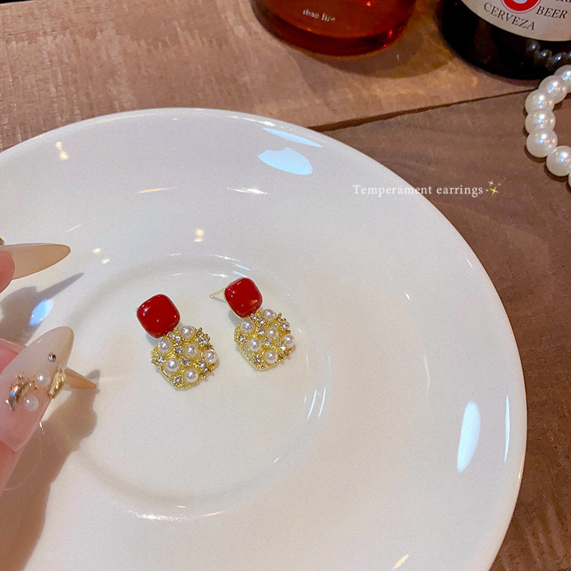 Korean high-end sparkling diamond pearl earrings, women's retro charm, Ankela red oil-dropping stud earrings, versatile and best-selling earrings Application Scenario