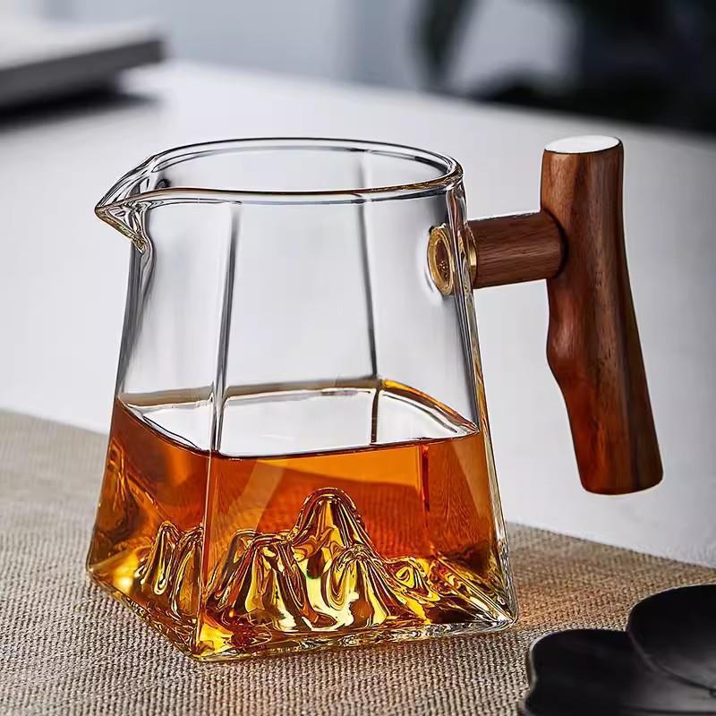 Wooden handle fair cup, household high borosilicate high-temperature resistant glass tea sea distributor, square glass mountain-viewing fair cup Specification drawing