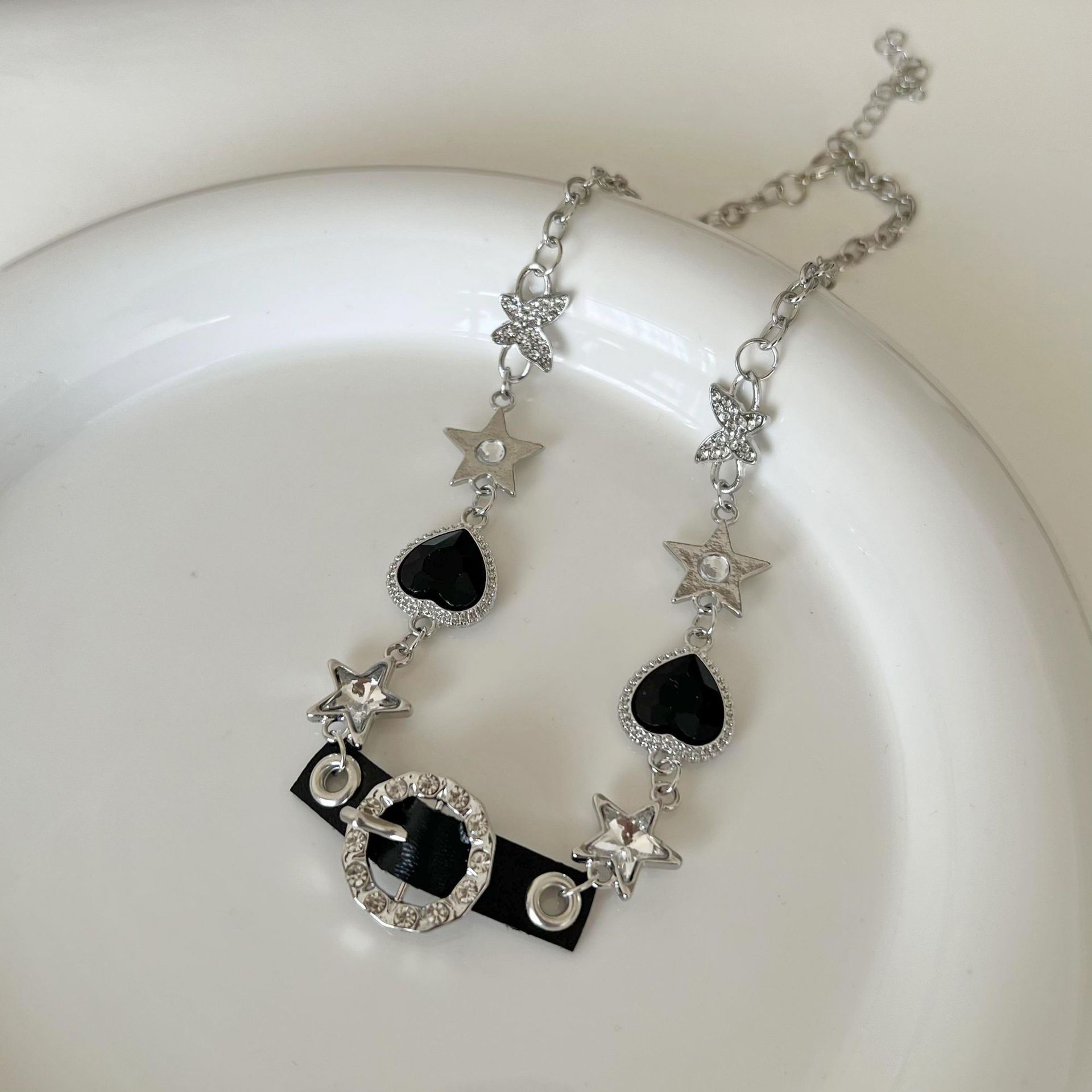 This is a new 2024 light luxury and niche collarbone chain necklace that exudes a sweet and cool feminine charm and is an exaggerated accessory for a hot girl's neck Application Scenario
