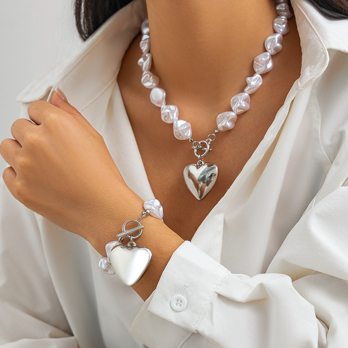European and American cross-border jewelry, fashionable heart-shaped hollow pendant, collarbone chain, simple flat beaded pearl necklace set details Picture