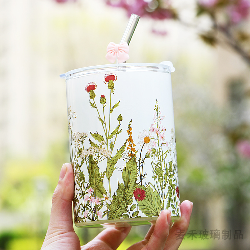 Large-capacity ins high appearance level Internet celebrity pattern high borosilicate girlish heart bow, fresh and light straw souvenir cup Application Scenario