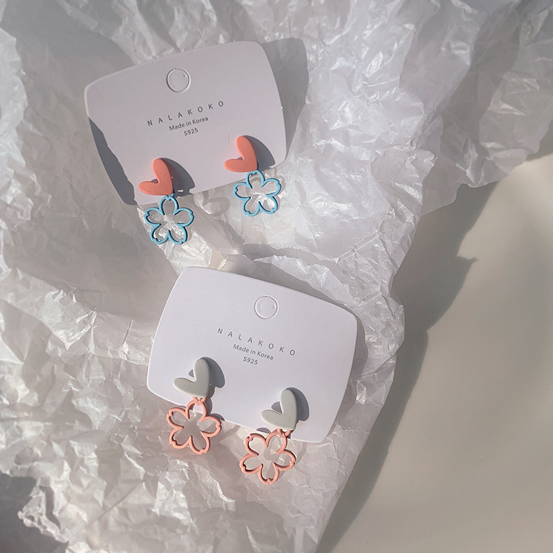 Contrasting color heart-shaped flower earrings for women, summer edition, 925 silver needle, niche design, simple and individual, ins stud earrings full figure
