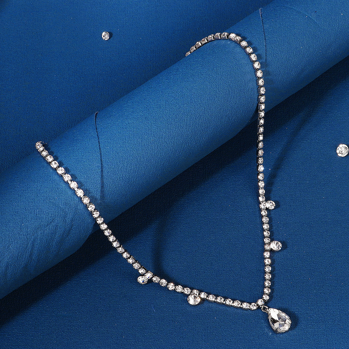 Bohemian minimalist bridal headwear, versatile Instagram-style hair accessory, photo headwear, rhinestone chain, brow center pendant hair band Specification drawing