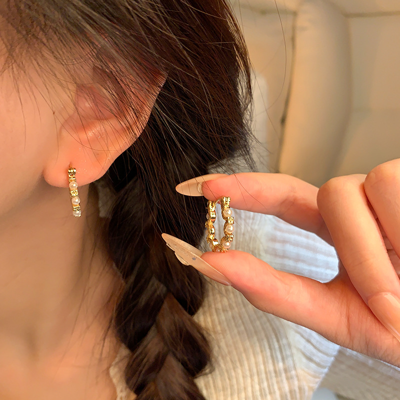 French retro circular pearl earrings for women, 2024 new style, high-end earring, light luxury, unique style, retro earrings Application Scenario