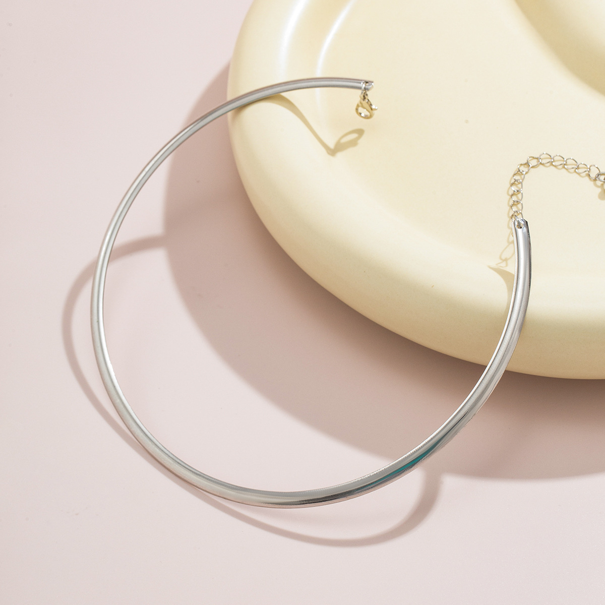 European and American cross-border accessories, punk smooth circular, cold style collar, collarbone chain, niche and simple choker necklace Application Scenario