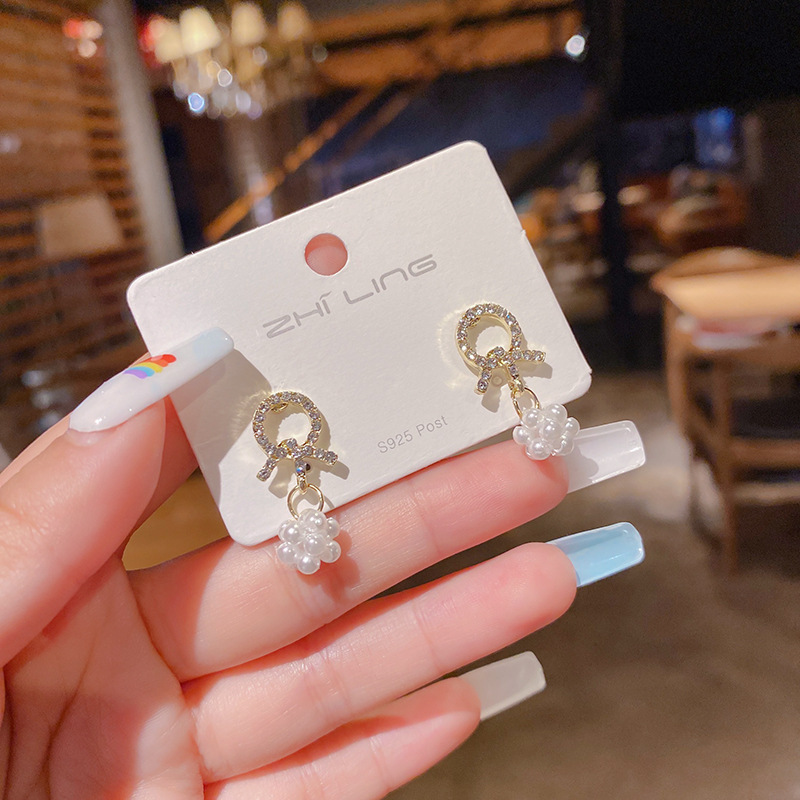 The 2025 new Korean trendy pearl stud earrings are a sweet, fashionable, high-end and exquisite design accessory for women full figure