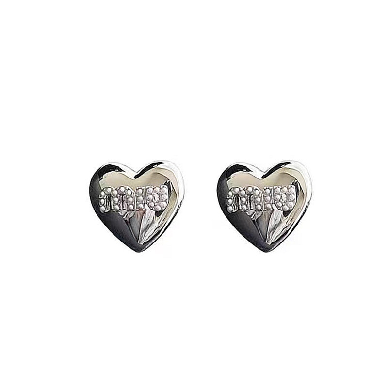 S925 heart-shaped pearl stud earrings are a light luxury, niche, sweet, exquisite, fashionable and versatile accessory with a high-end design sense Item Picture