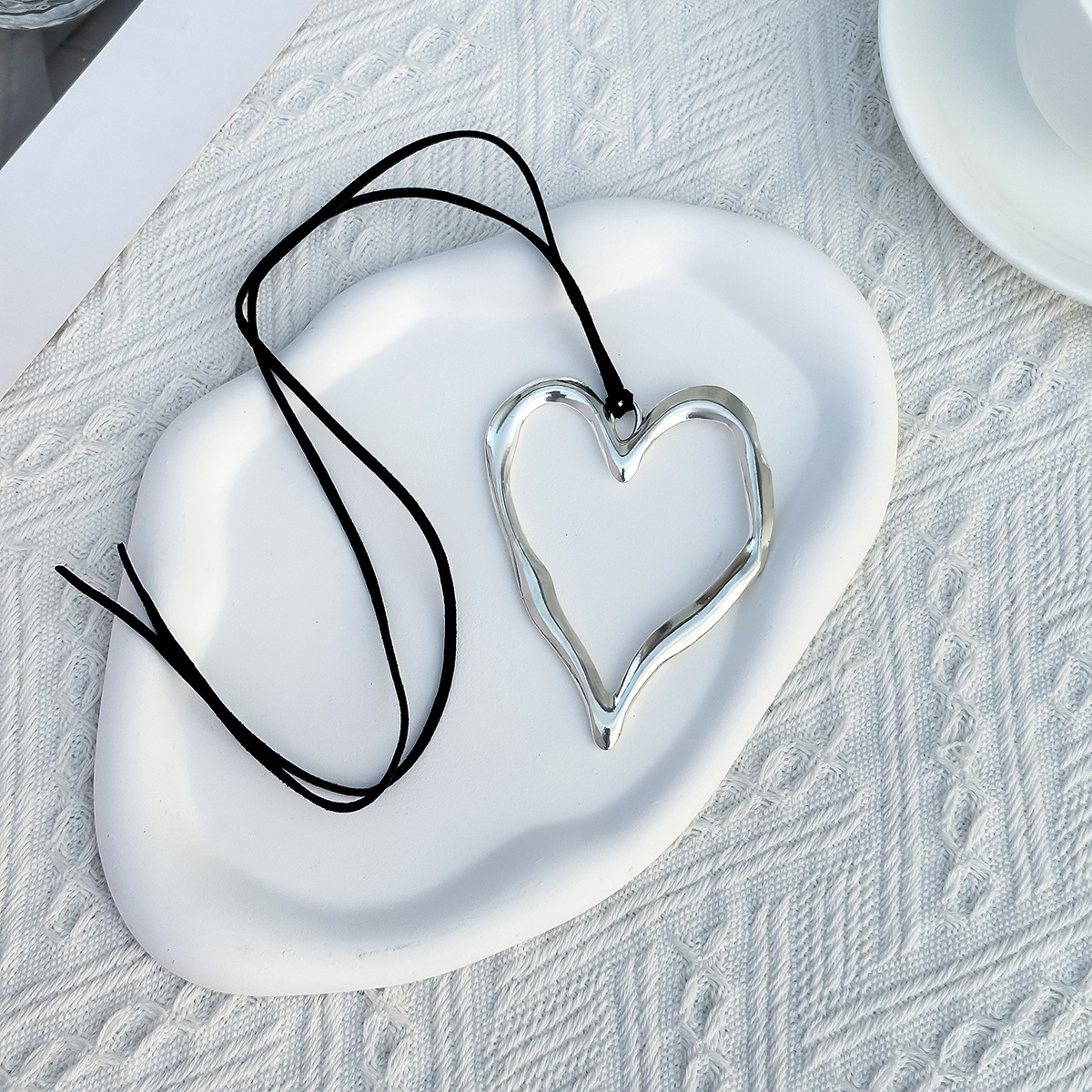 Simple metal heart-shaped hollowed-out pendant necklace from Europe and America, hip-hop, sweet and cool, irregular and versatile necklace Application Scenario