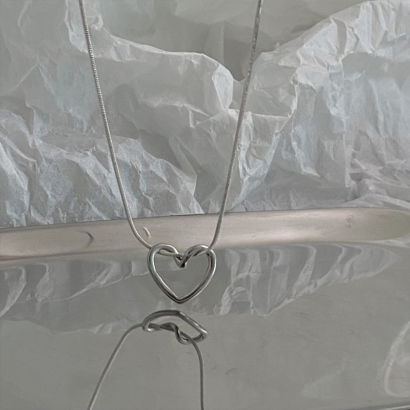 A minimalist and niche design accessory pendant for students, a new trendy collarbone chain necklace for women in 2023 Application Scenario