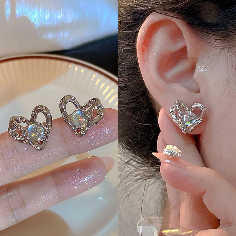 s925 Irregular heart-shaped metal stud earrings with a unique design sense, a new style for women in 2025, versatile and cool details Picture