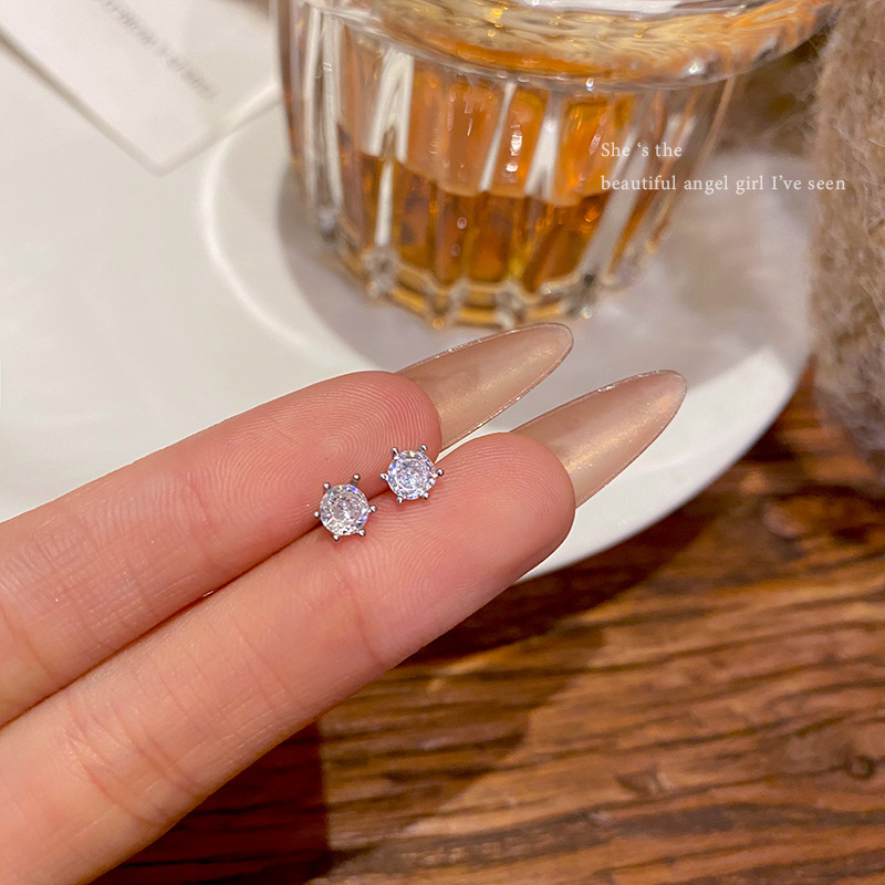 Exquisite and simple zircon stud earrings for women on Instagram, with a cold style and a high-end feel, are unique and fashionable internet-famous items full figure