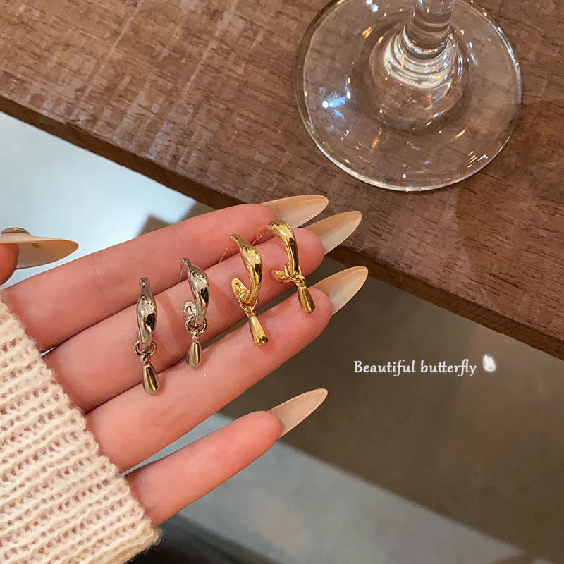 Metal teardrop stud earrings, a new bestseller for women in 2025, feature a light luxury, simple geometric design and a high-end feel Specification drawing