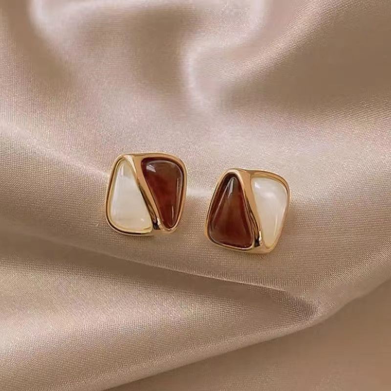 Maillard color series ~ French high-end milk coffee stud earrings, women's ins trendy and niche style, retro design sense, Hong Kong style earrings Application Scenario
