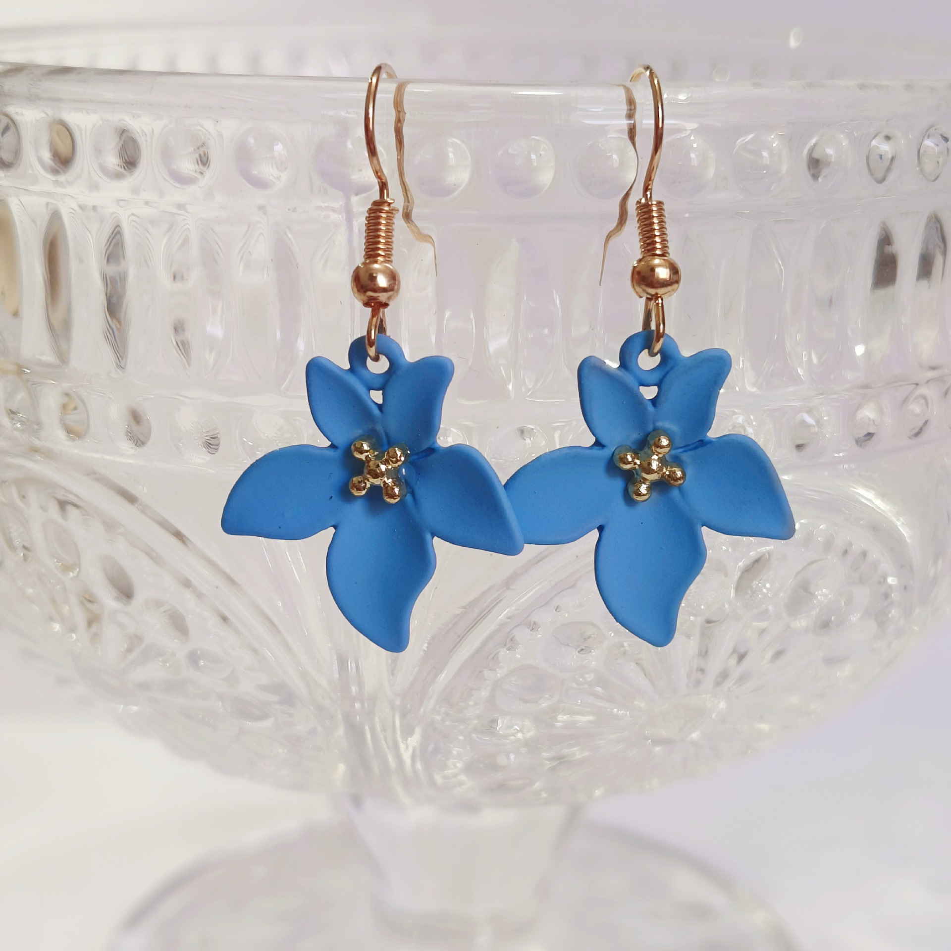 Blue flower ear hooks, a versatile and niche design for Japan and South Korea, are trendy, fashionable, simple and elegant earrings details Picture
