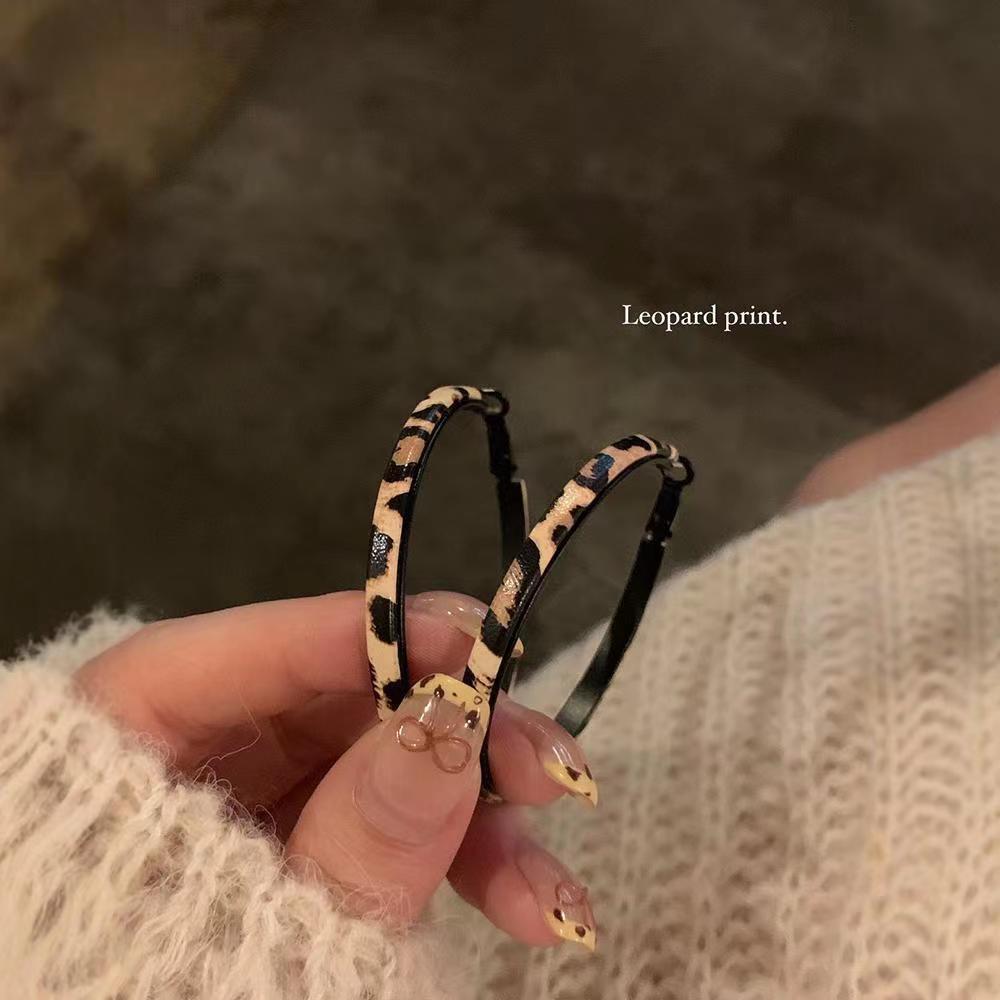 Leopard print leather large ear rings for girls create a fair and elegant atmosphere in autumn and winter. They are fashionable, individual and versatile earrings Specification drawing