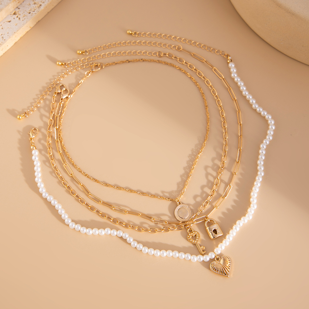 European and American cross-border jewelry, cold style pearl beaded collarbone chain, personalized heart-shaped pendant, long joint alloy necklace Application Scenario