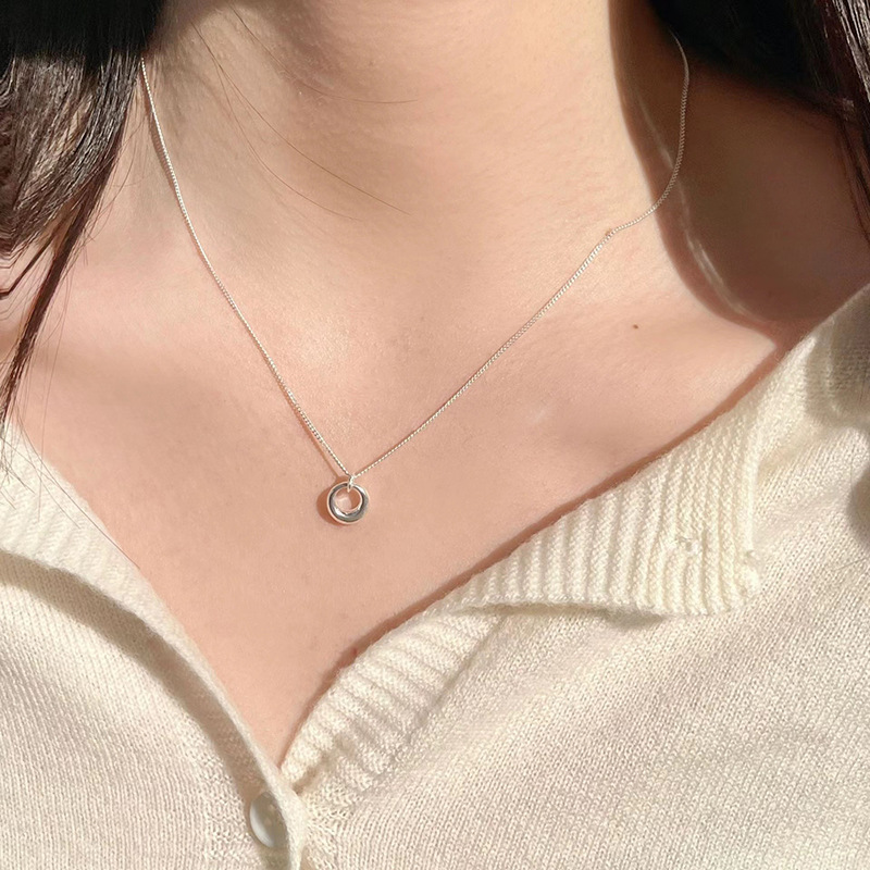 Silver geometric circle necklace, women's Instagram minimalist collarbone chain, light luxury and niche design sense, elegant and trendy in 2023 details Picture