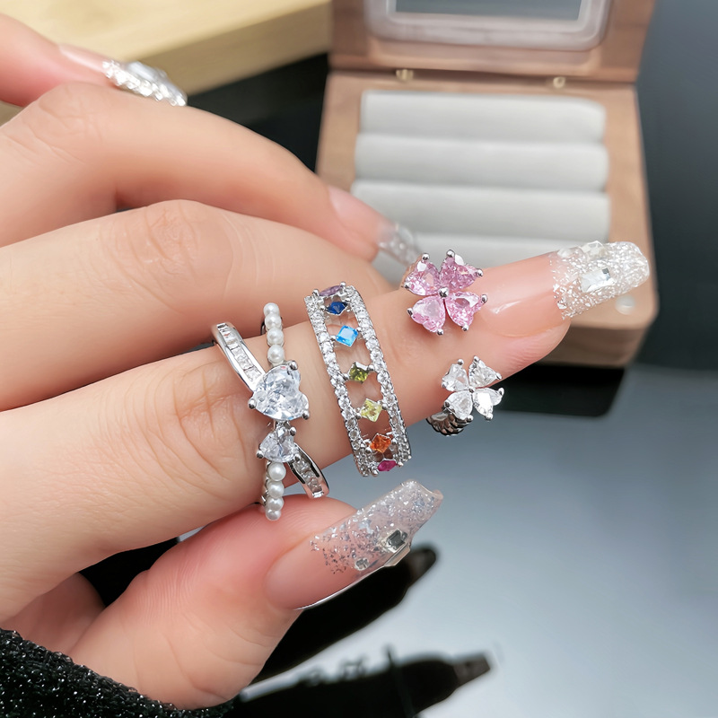 A niche design of a heart-shaped zircon pearl open ring, exuding a feminine and high-end charm. A light, luxurious, sweet and cool ring with flower pink diamonds Application Scenario