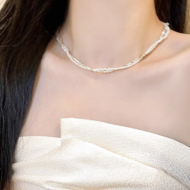 Double-layer silver pearl wound necklace for women, a unique and retro style, simple and versatile, elegant necklace and collarbone chain Application Scenario