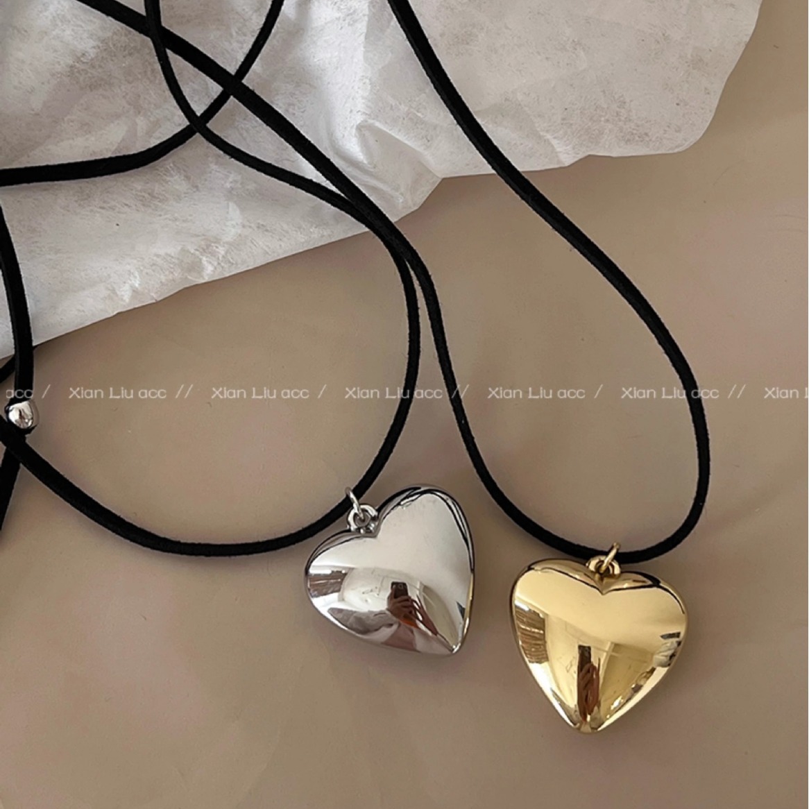 This heart-shaped tie necklace has a sweet and cool style. The tie rope exudes a trendy and fashionable charm. The neckchain and collarbone chain are simple and elegant for women Application Scenario