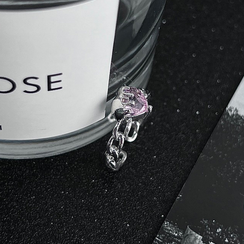 The liquid pink heart-shaped ring for girls features a sweet and cool, niche design. It's a Korean-style ring with an adjustable opening for the index finger Application Scenario