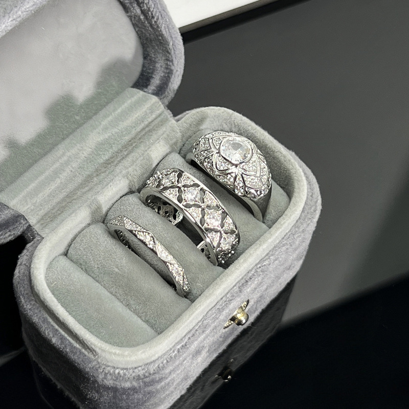 The new Starlight Mid-style, niche and high-end four-leaf clover fashion open ring is an exquisite and cold style ring on Instagram Application Scenario